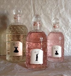 Egyptian Crafts, Koleksi Parfum, Romantic Academia, Pretty Perfume Bottles, Inspiration Tattoos, Perfume Collection Fragrance, Girly Aesthetic, Background Ideas, Perfume Scents