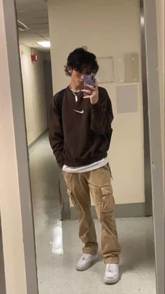 Brown Crewneck Outfit Men, Boys Styles Fashion, Cool Fits Men, How To Style Cargo Pants Men, Khaki Cargo Pants Outfit Men, Aesthetic Fits Men, Fits Aesthetic Men, Brown Cargo Pants Outfit Men, Men’s Cargo Pants Outfit