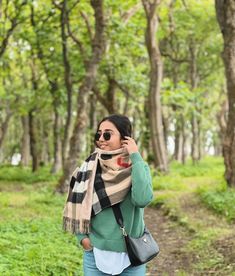 Canada Outfit, Manali Trip, Group Photo Poses, Cotton Blouse Design, Stylish Actresses, Bridal Eye Makeup, Winter Travel Outfit, Estilo Indie