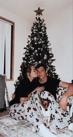 40+ Best & Cute Matching Pajamas For Couples To Get Those Holiday Couple Pictures | Aesthetic Matching Christmas Couple Outfits Holiday Relationship Goals, Cozy Fall Couple Aesthetic, Cute Christmas Couples, Wlw Christmas, Christmas Photoshoot Ideas For Couples, Pajama Pictures, Matching Christmas Pajamas Couples, Future Soulmate, Christmas Gift For Your Boyfriend