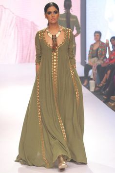 Kaftan Designs, Pakistani Fashion Party Wear, Mode Boho, فستان سهرة, Pleated Maxi Dress, Indian Designer Outfits, Pleated Maxi, Fashion Attire, Stylish Dress Designs