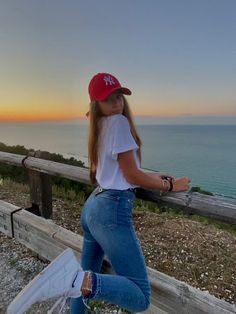 Red Baseball Hat Outfit, Red Cap Outfits For Women, Red Cap Outfit, Cap Outfits For Women, Casual Sporty Outfits, Simple Fashion Outfits, Outfits Con Jeans, Cap Outfit, Flair Dress