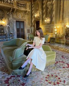 Ceo Wife Aesthetic, Green Old Money Outfit, Old Money Women Dresses Classy, Old Money Dress Classy, Old Money Dress Outfit, Ladylike Aesthetic, Old Money Dresses, Old Money Dress, Old Money Aesthetics