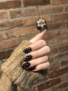 Polka Dot Nails Black, Black Nails With White Dots, Black Nails With Dots, Dot Nails Designs, Black And White Polka Dot Nails, Black Dots Nails, Nail Designs With Dots, Nails With Dots Simple, Black Polka Dot Nails