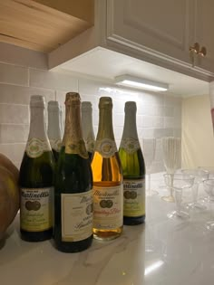 Clean aesthetic, old money, vibes of Apple cider drinks with wine glasses Elegant Drinks Aesthetic, Rich Thanksgiving Aesthetic, Sparkling Cider Aesthetic, Thanksgiving Decor Aesthetic, Green Aesthetic Party Decoration, Thanksgiving Day Drinks, Old Money Thanksgiving, Thanksgiving Itinerary, Apple Cider Aesthetic