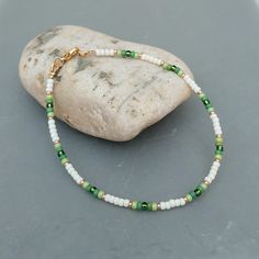 Green Seed Bead Anklet Anklets And Bracelets, Small Beaded Bracelets Green, Cute Green Beaded Bracelets For Beach, Green And White Beaded Bracelet, Green Summer Jewelry With Tiny Beads, Minimalist Green Beaded Bracelets For Beach, Green Clay Bead Bracelet Ideas, Green Seed Bead Bracelets, Seed Bead Necklace Diy