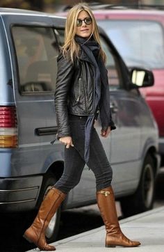 Jennifer Aniston Style, Jenifer Aniston, Kristen Bell, Mode Casual, Women Sunglasses, Dakota Johnson, Black Leather Jacket, Looks Style, Jennifer Aniston