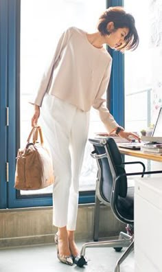 Simply chic... (Simple Dyed Hair) Fashionable Work Outfits, Stylish Business Casual, Elegant Work Outfits, Casual Work Dresses, Business Casual Work, Amal Clooney, Casual Work Outfit, Simply Chic