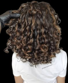 Curly Hair Winter Color, Curly Hair Colour Ideas Highlights, Thick Highlights, Highlights For Dark Brown Hair, Highlights Curly, Dark Curly Hair