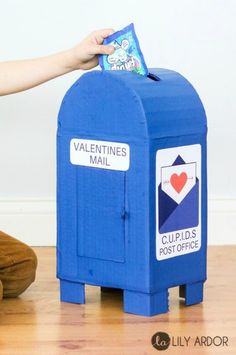 Diy Valentine Mailbox Ideas, Diy Valentine's Mailbox, Classroom Valentines Party, Valentine Boxes For School, Diy Valentines Box, Kids Valentine Boxes, Valentine Card Box, Diy Mailbox, Mailbox Ideas