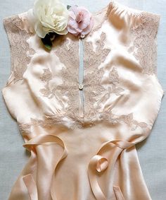 Vintage lingerie 1930s/1940s peach silk charmeuse by VanitiesFair 1930's Dresses, 1930s Fashion, 1940s Fashion, Silk Charmeuse