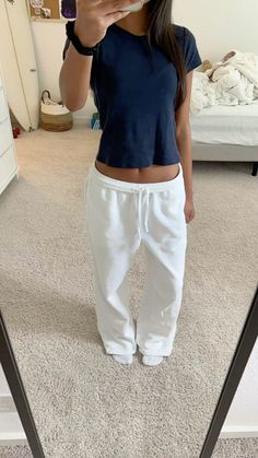 White Pants For Woman, Stockholm Comfy Outfits, School Outfits Inspo Summer, Outfits To Wear To A Friends House, Simple School Outfit Ideas, Jeans Outfit Fancy, Stolkhome Outfits, Clean White Clothes, Girly Summer Outfits Casual