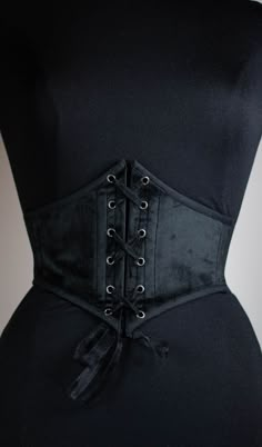 Do you like corsets but also like to feel comfortable in your clothes? This belt is made for you! This is an elastic waist cincher, made of quality black velvet. Steel bones on the front of the belt provide support and give the illusion that it is a real corset. The sturdy elastic that makes up the back of this accessory allows for greater support than a classic belt and will adapt perfectly to your waist. Handmade item in France (and with great care :) ) Underbust Corset Outfit, Black Velvet Corset, Black Corset Belt, Corset Fashion Outfits, Velvet Corset, Classic Belt, Waist Corset, Corset Belt, Underbust Corset