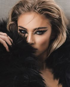 Aesthetic Makeup Pictures, Editorial Fashion Shoot Ideas, Makeup Model Photo Shoots, Fur Photoshoot Ideas, Fashion Editorial Photography Studio, Cute Poses For Pictures Selfie, Boujee Photoshoot Ideas, Makeup Ideas Photoshoot, Beautiful Model Face