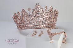 "FAST SHPPING Beautiful Round Zirconia tiara in rose gold color with jewelry set. Perfect for any occasion. It has a loop at the end of each side to attach it in your hair with bobby pins for added security. Approx. 3.5\" tall at its tallest point It comes with a beautiful, elegant box so you can keep it afterwards Ready to ship in 2-3 business days." Rose Gold Quince Makeup, Quinceañeras Ideas, Rose Gold Quince, Quinceanera Tiaras, Rose Gold Tiara, Crystal Tiara, Gold Tiara, Crown Wedding, Tiara Crown