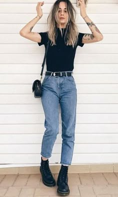 Se é estilo que você procura, venha conferir essas ideias de looks com coturno que combinam com todas as personalidades. Você vai AMAR! Street Style Vintage, Street Style Photography, Photography Shirts, Doc Martens Outfit, Closet Tour, Mom Jeans Outfit, 90's Fashion, Outfit Jeans, Cooler Look