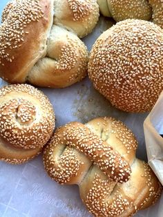 several sesame seed bagels are lined up on a table