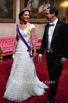 Kate Middleton White Tiered Evening Dress Trump state banquet 2019 Kate Middleton White, State Banquet, Kate Middleton Dress, Fashion Leaders, The Emmys, Kate Middleton Style, Royal Princess, Chapel Train, Formal Gown