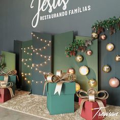 christmas presents are sitting on the floor in front of a wall that says jesus restarando familias