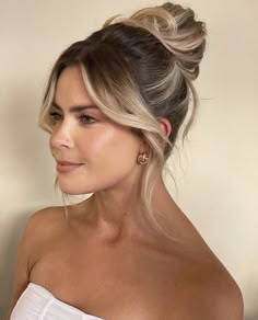 High Bun With Pieces Out, Curly Ponytail Bridesmaid, Bridal Sleek Updo, Clean Updo Hairstyles, Updo Hairstyles Sleek, Bridesmaid High Bun, Gala Hairstyles Updo, Hair Up With Bangs, Round Face Wedding Hairstyles