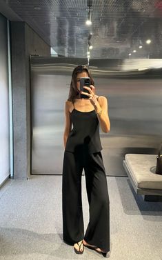 Purse Outfit Aesthetic, Black Satin Pants Outfit, Parisian Fashion Style, Satin Pants Outfit, Style Stockholm, Purse Outfit, Circle Purse, Bella Hadid Outfits, Effortless Outfit