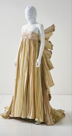 “Angel of Gold” by Roberto Capucci 1987. Sold in 2015 for GBP£3,250 (approx USD $4,982.) Roberto Capucci, Victorian Gown, Unconventional Wedding, Ange Demon, Fantasy Dresses, Goddess Dress, Historical Fashion, Gold Dress, Gold Fashion