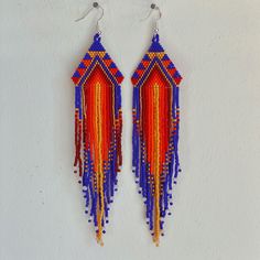 Handmade Huichol Earrings - Intricate Beadwork by Indigenous Wiraxika Artisans from Mexico Handmade by Huichol artisans, an indigenous people of Mexico, these earrings showcase the mastery of fine beadwork that the Huichol are renowned for. This amazing pair features a cascade of powerful blues and reds that invoke the spirit of the colourful birds of the jungles. ✨ What makes them special? Intricate designs: Each pair is crafted using fine beads and this is what creates these amazing intricate color patterns that reflect Huichol tradition and spirituality. Handmade with care: Every piece is meticulously designed and beaded by hand by Huichol families, making no two pairs exactly alike. Cultural significance: The Huichol people are known for their deep connection to nature, and their art r Huichol Earrings, Art Native American, Colourful Birds, Native American Style, Indigenous People, Deep Connection, Native American Fashion, Indigenous Art, Colorful Birds