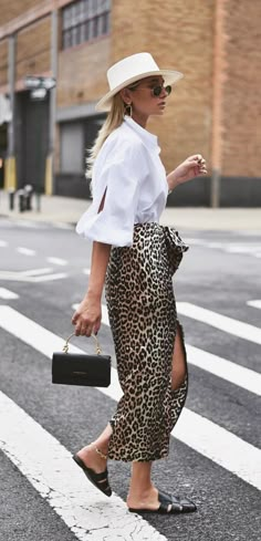 White Fedora Hat Outfit, Hat Outfit Spring, Fedora Hat Outfit, Leopard Skirt Outfit, Hat Outfits, Leopard Print Skirt, Chic Skirts