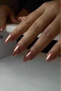 50 + Metallic Nail Ideas - the gray details Rose Gold Almond Nails, Metallic Nails Chrome, Metallic Nail Ideas, Nails Rose Gold, Nails Holographic, Nails Rose, Nails Chrome, Rose Gold Nails