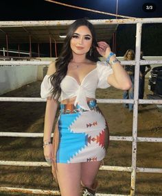 Outfits Rancheros Mujer, Coleadero Outfits, Jaripeo Outfits Mexican Women, Rancho Outfits, Baile Fits, Fringe Skirt Outfit, Cholas Outfit Fashion, Vaquera Fits, Baile Outfits