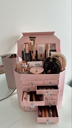 Luxurious Makeup Products, Makeup Items Aesthetic, Makeup Packaging Ideas, Makeup Gifts Basket, Pr Packaging, Pr Gift, Pr Kit, Pr Package, Beauty Advent