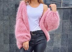 Pink mohair cardigan Color on the photo : Dusty Pink Size on the model: S READY FOR SHIPPING ✔️25%wool ✔️24% mohair ✔️51% acrylic ⭐️⭐️⭐️This yarn is super soft, tender, warm and comfortable ⭐️⭐️⭐️ HANDMADE 60 cm long 50 cm long sleeves from the shoulder ♥️This is a women's pink color mohair cardigan. Mohair wool oversized cardigan from the pretty thick nice kid mohair. ✔️The cardigan without collar ✔️Rib on the edge of cardigan's bottom ✔️Rib on the end of sleeves ♥️This cardigan a super soft an Cardigan Rosa, Chique Outfit, Grey Cable Knit Sweater, Warm Cardigan, Cardigan Pink, Cardigan Casual, Mohair Cardigan, Cardigan Outfits, Arm Knitting