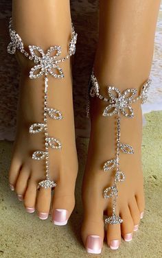 This pair of elegant barefoot sandals feature rhinestones of a flower and petals with a single chain that adorn the ankle and top of the foot. A size adjusting diamond shaped toe ring holds the piece in place on the foot. Each piece detaches at the back of the ankle with a lobster claw latch. They are size adjustable and one size fits most. Comfortable and versatile, they will lend themselves to casual or formal events. My barefoot sandals are sold as a pair and are one size fits most. All items are made in a smoke free environment. *If there is any issue with your footwear, please let me know so that I can correct it. Thanks for visiting my shop!👣 Manga Jewelry, Crystal Barefoot Sandals, Barefoot Sandals Beach Wedding, Head Chain Jewelry, Barefoot Sandals Wedding, Diamond Anklet, Beach Wedding Sandals, Beach Wedding Sandals Barefoot, Foot Bracelet