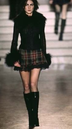 Edgy Preppy Outfits, 2000s Runway, 90s Runway Fashion, Runway Fashion Couture, Outfits 90s, Runway Outfits, Art Walk, Jane Birkin, Anna Sui