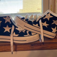 Never Worn! All New. Size 8 Men//10 Women Stars Converse, Converse Star, Black And White Stars, Shoes Converse, Converse Black, White Stars, Chunky Platform, Women's Converse, Converse All Star