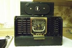 an old fashioned radio sitting on top of a table