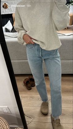 Light Washed Jeans Outfit Winter, Casual October Outfits, Elevated Basics Aesthetic, Sports Weekend Outfits, Modest Masculine Fashion, Outfit Ideas For Late 20s, Super Modest Outfits, Casual Minimal Outfits For Women, Black Tshirt Work Outfits