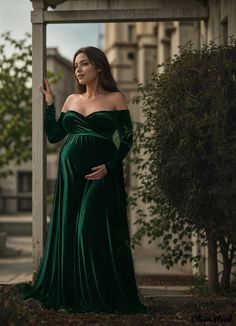 Olivia Mark - Captivating Pregnancy Portrait Dress Emerald Green Maternity Dress, Green Maternity Dress, Maternity Shoot Dress, Velvet Maternity Dress, Gown For Pregnant Women, Green Maternity Dresses, Dress For Pregnant Women, Maternity Dresses Photography, Maternity Photography Props