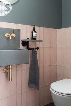 Toiletruimte met roze wandtegels, Grijsblauwe Achterwand & Gouden Accenten Understairs Toilet, Lily Pebbles, Small Downstairs Toilet, Cloakroom Toilet, Toilet Tiles, Toilet Room Decor, Industrial Style Bathroom