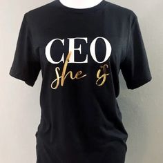 All Are Brand New With Tags! Soft Black Short-Sleeve T-Shirt With White And Metallic Cold Print That Reads "Ceo She Is". Unisex Fit, Runs True To Size. Fabric Contents: 52% Cotton / 48% Polyester Available In Sizes: Small, Medium, Large & Xl Motivational Tshirt, Black Empowerment, Black White And Gold, Cute Shirt Designs, Tshirt Design, Shirt Ideas, Soft Black, Black Shorts, Cute Shirts