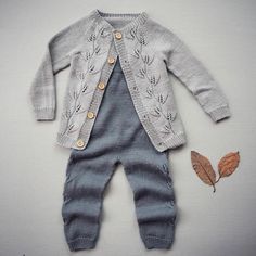 "Løvfall" babyset – Strikkefruen design Kids Knitting Patterns, Knit Baby Romper, Boys Knits, Pdf Knitting Pattern, Baby Pants, Baby Set