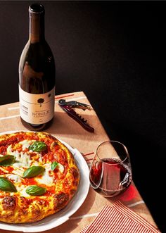 Pizza Pairings, Asparagus Pizza, Pizza And Wine, Veggie Pies, Wine And Pizza, Pizza Pepperoni, Perfect Pizza Dough, Calzone Pizza, Classic Pizza