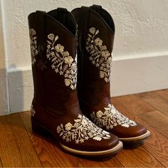 Size 8 Hit Sizing Runs Small. Would Best Fit A 7-7 1/2 Brown Knee-high Boots With Snip Toe For Western-themed Events, Fitted Brown Knee-high Boots For Rodeo, Square Toed Boots, Embroidered Cowgirl Boots, Frye Campus Boots, Brown Wide Calf Knee-high Boots For Rodeo, Western Knee-high Boots Medium Width, Black Cowgirl Boots, White Cowgirl Boots