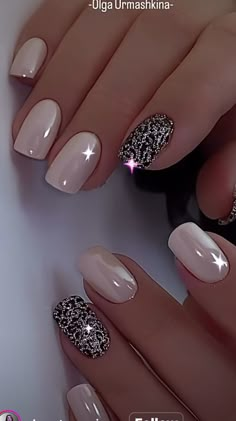 Classy Gel Nails, Elegant Touch Nails, Glitter Accent Nails, Manicure Nail Designs, Fancy Nails Designs, Simple Gel Nails, Short Acrylic Nails Designs, Dipped Nails, Accent Nails