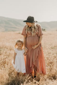 Maternity Apple Picking Outfit, Mom And Toddler Maternity Pictures, Fall Maternity Photoshoot With Toddler, Fall Family Maternity Photos, Maternity Fashion Fall, Maternity Photos Fall, Fall Maternity Fashion, Fall Maternity Photoshoot, Pregnant Photography