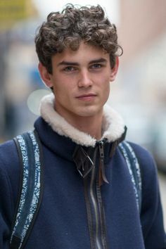 In dem heutigen Artikel wollen wir Ihnen fünf der angesagtesten und coolsten Tendenzen der Männerfrisuren 2021 vorstellen. Arthur Gosse, Blonde With Blue Eyes, Hair Male, Middle Part Hairstyles, Hairstyles With Glasses, Model Face, Types Of Curls