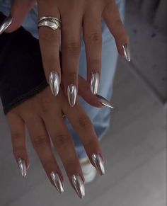 Top 30 Silver Chrome Nails: Dazzling Trends & Styles Wife Nails, Unghie Sfumate, September Nails, Modern Nails, Pearl Nails, Mob Wife, Cat Eye Nails, Nails 2024