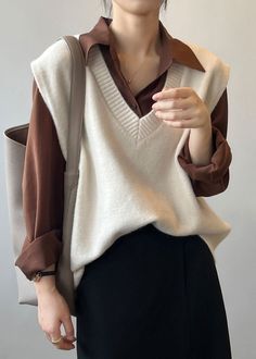 Sleeves Outfit, Knit Waistcoat, Outfit Vest, Purse Aesthetic, 00s Mode, Outfit Grey, Grey Purse, Trousers Outfit, Outfit Brown