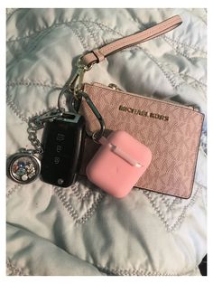 Car Keychain Aesthetic, Car Keys Keychain Ideas, Bracelet Michael Kors, Wallet Keychain, New Car Accessories