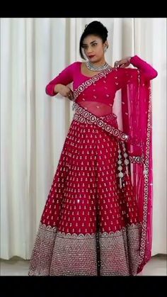 Different Styles Of Draping Dupatta On Lehenga, How To Wear Net Dupatta On Lehenga, How To Drape Silk Dupatta On Lehenga, Crop Top Dupatta Style, How To Style Net Dupatta With Lehnga, Long Dupatta Draping Styles, Long Dupatta Drape, Dandiya Dupatta Draping, How To Drape Net Dupatta On Lehenga